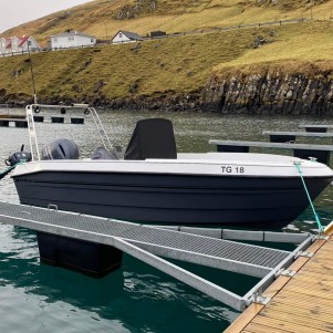Så ligger båden ved den nye bådebro i Hvalba på Færøerne